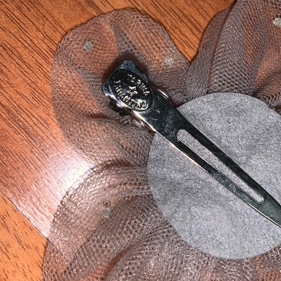 Tarina Tarantino Mesh Gray Flower Clip with Baby Cameo - Picture 4 of 6